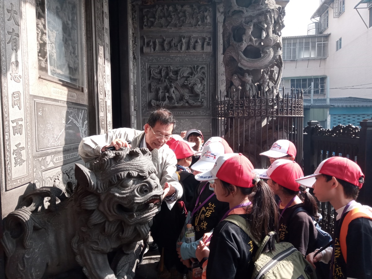 三峽祖師廟團體導覽，向偏鄉地區兒童介紹傳統工藝之美
